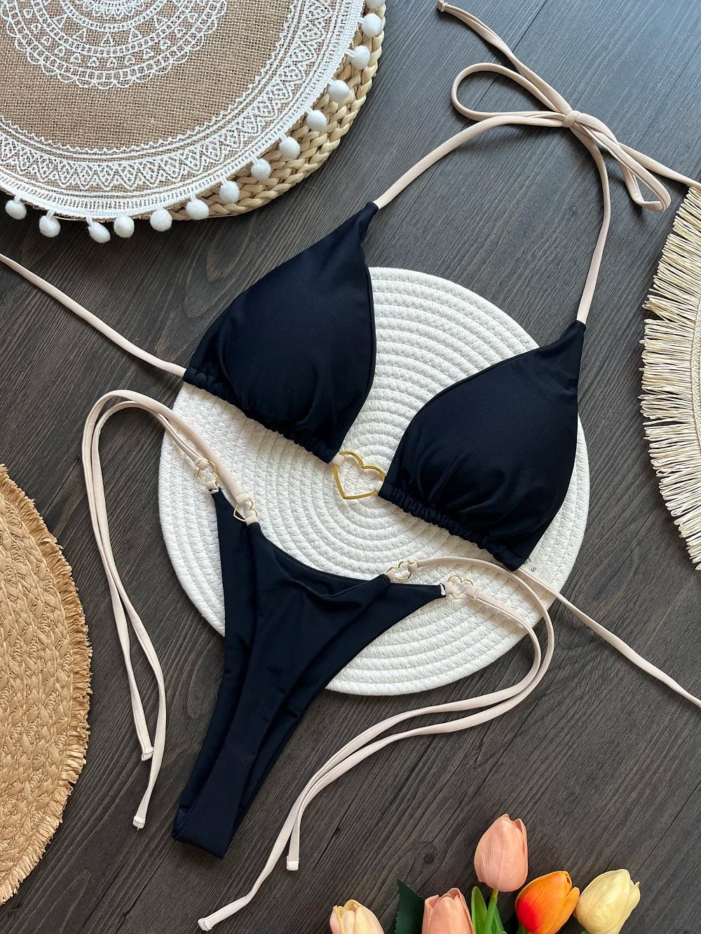 O luxo encontra o mar — e você ilumina tudo.  Beleza refinada, brilho irresistível,sensualidade elegante, no ponto certo.RUOTONSEPT Conjunto de biquíni sexy com alças finas