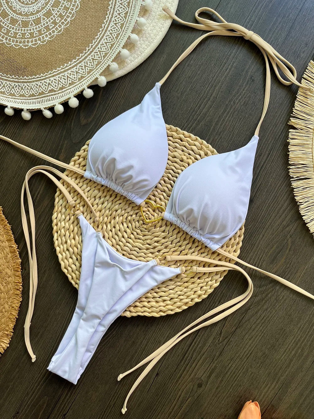 O luxo encontra o mar — e você ilumina tudo.  Beleza refinada, brilho irresistível,sensualidade elegante, no ponto certo.RUOTONSEPT Conjunto de biquíni sexy com alças finas