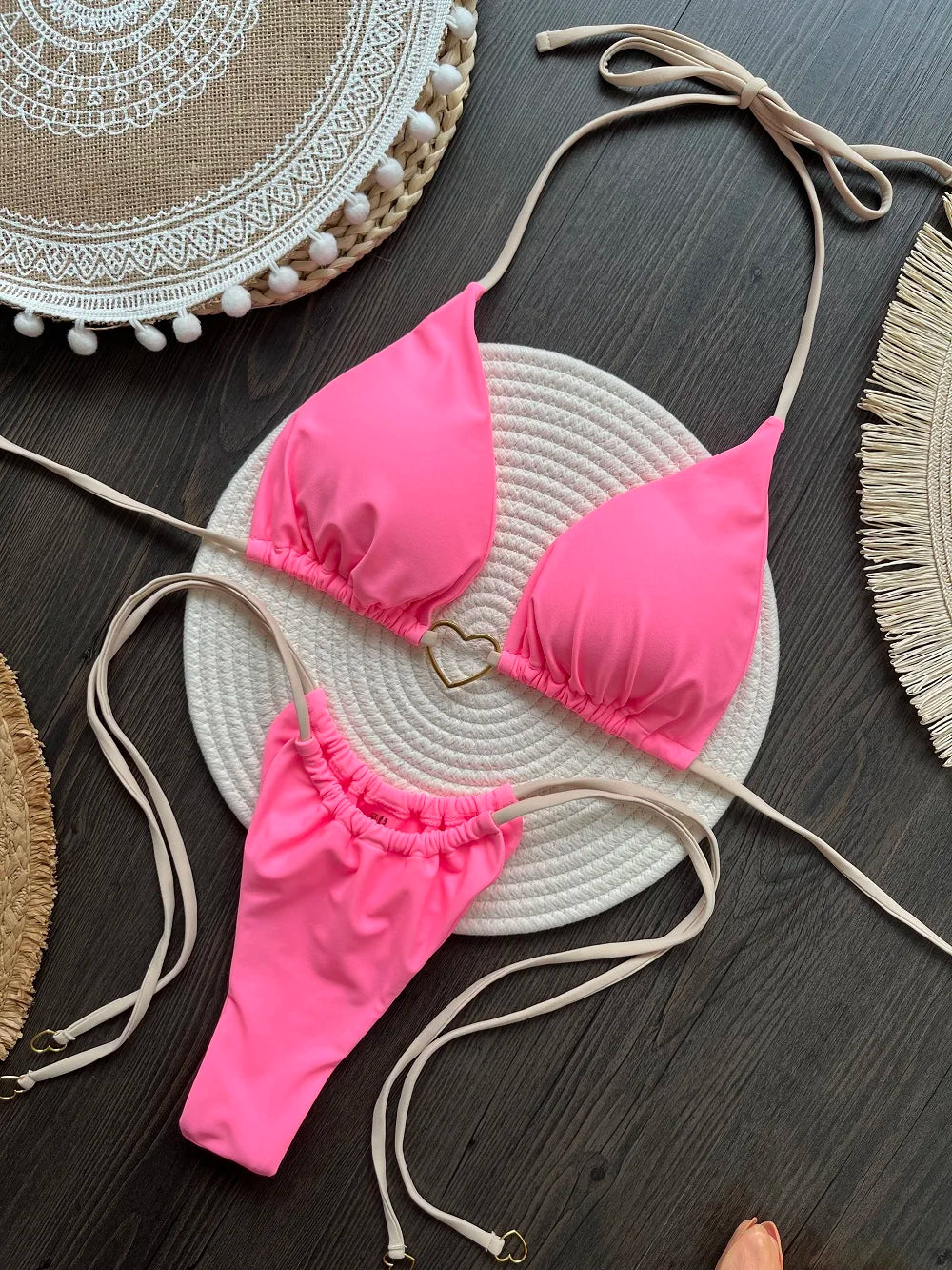 O luxo encontra o mar — e você ilumina tudo.  Beleza refinada, brilho irresistível,sensualidade elegante, no ponto certo.RUOTONSEPT Conjunto de biquíni sexy com alças finas