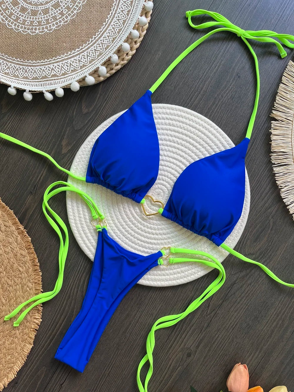 O luxo encontra o mar — e você ilumina tudo.  Beleza refinada, brilho irresistível,sensualidade elegante, no ponto certo.RUOTONSEPT Conjunto de biquíni sexy com alças finas